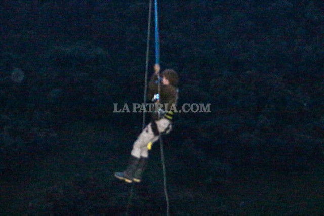 Sujetado a las cuerdas del sistema de poleas, a las 6:30 p.m. Juan Camilo Chaparro aparecía entre la oscuridad hacía suelo firme.