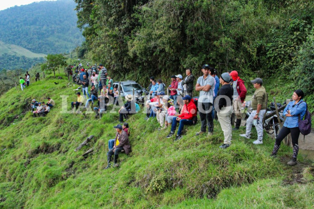 Familiares de las cinco personas atrapadas y locales llegaron al lugar para presenciar la escena.