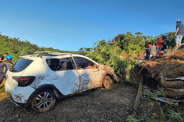 Vehículos también quedaron atrapados en el accidente.