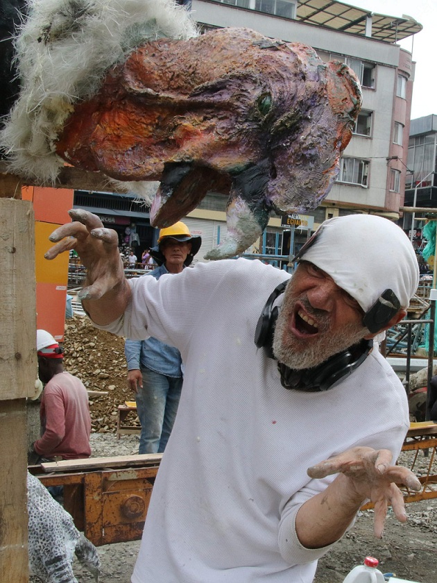 Bromea con su escultura Foto|Darío Augusto Cardona|LA PATRIA