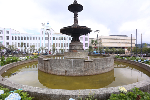 La fuente traída desde Francia ahora está inactiva con el agua reposada y con envolturas que flotan en el afluente