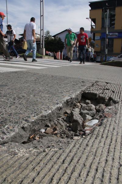 Por la carrera 18 # 25-55, esquina del almacén París, hay un roto que LA PATRIA reportó el 19 de enero de este año. El año pasado también se hizo el seguimiento del cráter que todavía sigue en veremos.