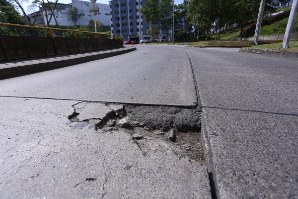 El hueco está justo ubicado en la mitad de la vía por el carril sentido Universidad Autónoma-Centro. En la avenida los vehículos transitan a grandes velocidades, lo cual aumenta el riesgo de accidentalidad por la profundidad de la abertura.