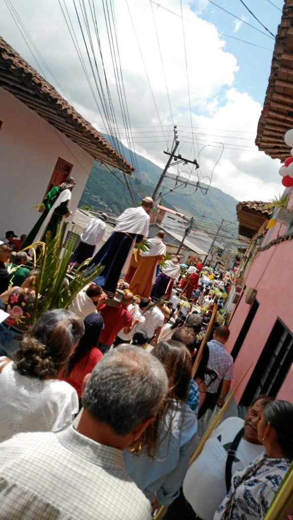 Foto | Óscar Yhony Restreepo | LA PATRIA Multitudinaria procesión de Ramos en Pácora, organizada por los funcionarios del Hospital Santa Teresita y la Institución Educativa Marco Fidel Suárez. El evento salió de la calle 1.ª y recorrió la carrera 4.ª para llegar al templo San José.