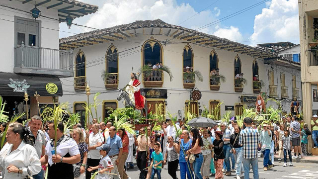 Foto | Albeiro Rudas | LA PATRIA La asistencia estuvo nutrida, el clima ayudó y en el recorrido, teniendo como marco las viejas casonas y balcones, dieron a esta procesión un aire de patrimonio arquitectónico y religioso en la Abuela de Caldas.