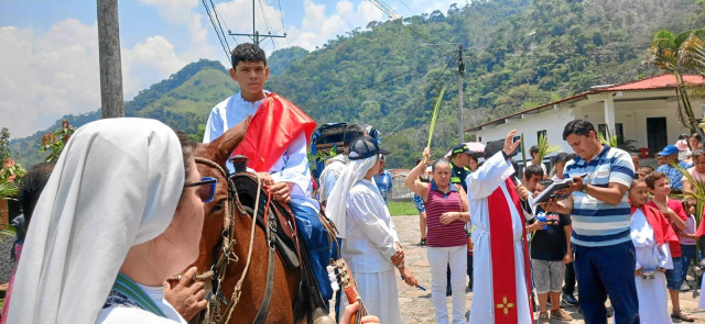 Foto | Óscar Gómez | LA PATRIA Frente al coliseo, el corregimiento de Pueblo Nuevo (Pensilvania) inició la Semana Santa con la bendición de los ramos. Luego, empezó la procesión por las calles centrales y la eucaristía en El Templo. La ceremonia fue presidida por el párroco Nevio Alberto Gómez Alazate y una comisión de celebrantes.