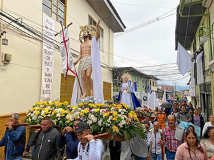 Foto | Diego Salgado | LAPATRIA Una mañana fría y con llovizna acompañó la procesión del resucitado en Aranzazu. Como es tradicional se inició desde el sector La Pampa. Grupos apostólicos y cientos de fieles desfilaron por las principales calles.