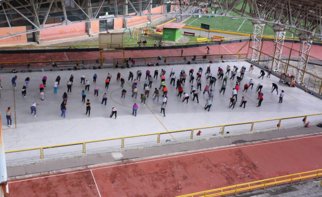 La cancha hockey es utilizada para hacer aeróbicos. Alrededor de ella está la pista de patinaje. Sin embargo, requiere de mantenimiento.