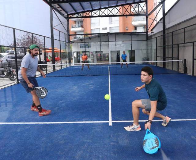 Las medidas de la cancha de pádel: una área de juego de un rectángulo de 10 metros de ancho por 20 de largo y el césped sintético.