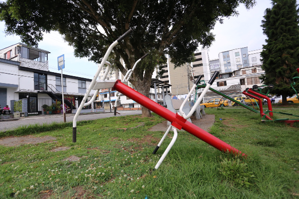 Campín En el CAI  del barrio Campín, sobre la carrera 28B, está un parque con juegos recreativos y máquinas para hacer ejercicio. Una de ellas está caída y, según residentes del sector, también falta un pasamanos.