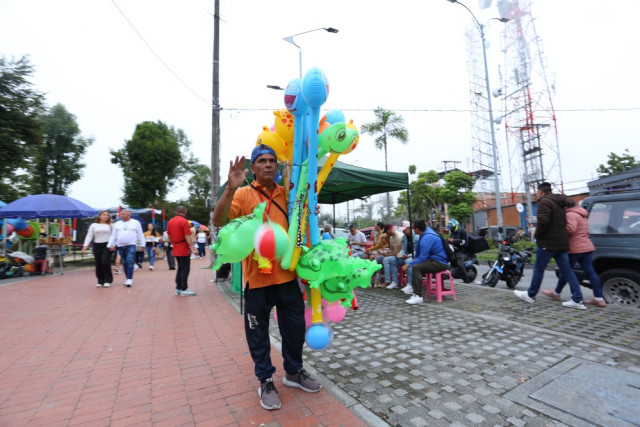 Los vendedores aprovechan lo transcurrido que es el sector para ofrecer sus productos.