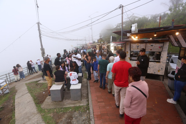 Sobre el mirador los visitantes se acercan a los trailers para degustar postres, comidas rápidas, bebidas frías y calientes.