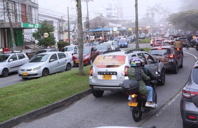 La fila de carros se empieza a formar sobre las 4:30 p.m. en ambos carriles de la Avenida 12 de Octubre.