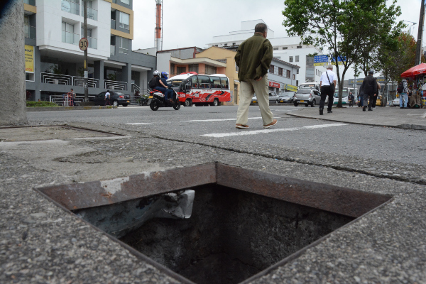 En el semáforo ubicado en el separador vial de la calle 45, por la Avenida las Araucarias, peatones que transitan por el lugar especulan que la base sin cubierta de redes de luminarias pertenece a Invama. Añaden que ya se han reportado accidentes en los dos años que lleva expuesto. LA PATRIA reportó el daño. El gerente de la entidad, Jairo Alfredo López, manifiesta que de presentarse la exposición del cableado se debe llamar a la linea de atención 3504053493 o al teléfono fijo 6068891020.  No obstante, Lópe