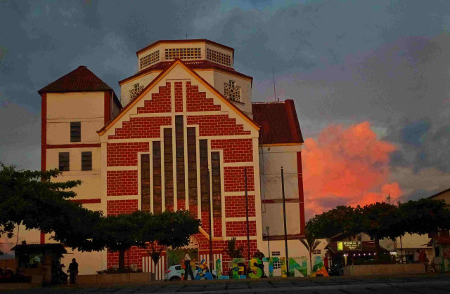 Iglesia Santa Bárbara ubicada en la Plaza de Bolívar.