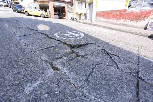 La baldosa está agrietada y con desniveles en la vía. Los habitantes dicen que lleva dos años dificultando la movilidad en la calle.