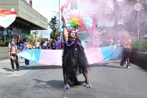 Shaira Maritza Franco Ramírez, activista de la población LGTBI y líder de la Calle de las Guapas recordó que más que una celebración este es un modo de resistencia, de exigirle a la sociedad que respete sus vidas, “porque a las maricas, a las mujeres trans y a la población LGTBI nos siguen asesinando y el estado no hace nada”, aseguró.