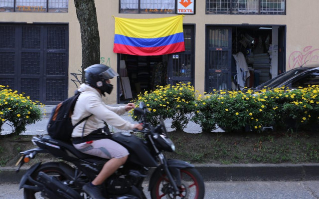 bandera de la selección colombia en manizales