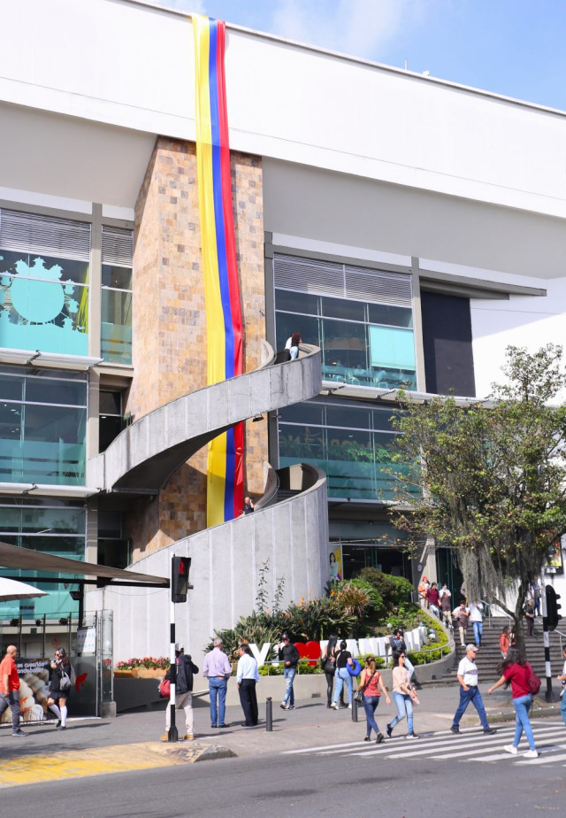 bandera de la selección colombia en manizales