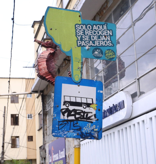 señales de tránsito vandalizadas en manizales