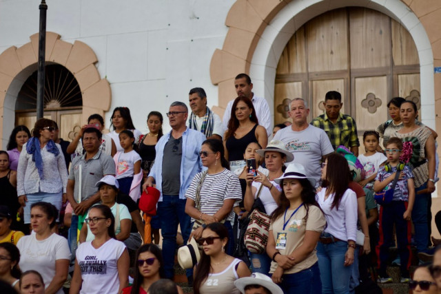 Propios y visitantes acompañaron a las nueve bandas participantes.