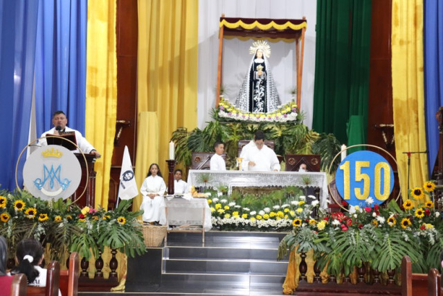 Presbiterio de la Parroquia Nuestra Señora de los Dolores de Pensilvania