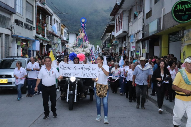 Imagen de una procesión por los 150 años de la Parroquia de Pensilvania.