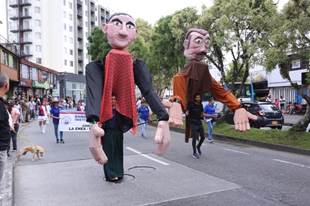 Los fundadores y grandes personajes de Manizales y Caldas desfilaron por la Avenida Santander.