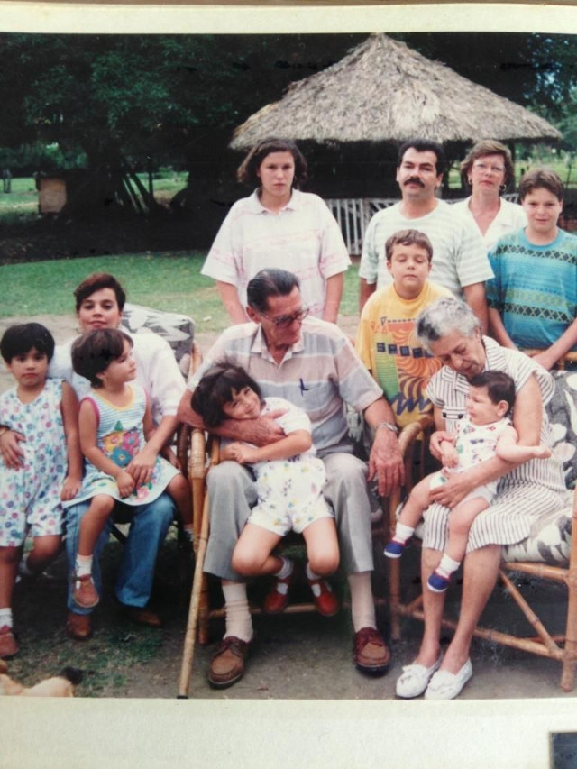 En la foto, junto a su familia. En la mitad, don Hernán, a quien conocían como Yeyito, carga a Mariandrea.