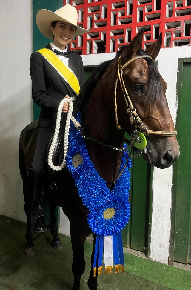 Sofía Piñuela Mejía montando a Ruiseñor del Paraíso ganó el tercer puesto, en la categoría Aficionada 1B. 