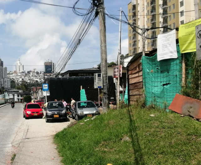   Vecinos señalan a trabajadores de la constructora Berlín de ocupar los andenes con sus vehículo