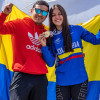 Valentina Roa y Steven Ceballos sostienen la bandera de Colombia