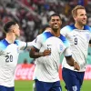 Marcus Rashford (c) de Inglaterra celebra con sus compañeros de equipo después de anotar la ventaja de 5-1 durante el partido de fútbol del grupo B de la Copa Mundial de la FIFA 2022 entre Inglaterra e Irán en el Estadio Internacional Khalifa en Doha, Catar.