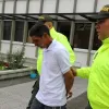 Este es el momento en el que Juan Carlos López Bañol es trasladado por las autoridades de Policía Caldas. 