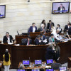 El senador colombiano Gustavo Bolívar (i) habla durante un debate sobre la reforma tributaria en la plenaria del Senado en Bogotá.