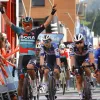 El ciclista colombiano del equipo Bora Sergio Higuita (i) cruza la línea de meta como vencedor de la quinta etapa de la Vuelta ciclista al País Vasco, de 164,5 km que se ha celebrado este viernes con salida y llegada en la localidad vizcaína de Amorebieta.