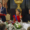 La reina Letizia y el presidente del Gobierno, Pedro Sánchez, siguen el discurso del presidente de Colombia, Gustavo Petro, durante la cena de gala que los monarcas españoles ofrecen al mandatario colombiano hoy miércoles en el Palacio Real, en Madrid. 