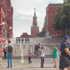 La gente caminó ayer cerca de las barreras que bloquean el camino a la Plaza Roja en Moscú, Rusia. El 24 de junio, se aplicaron medidas antiterroristas en Moscú y otras regiones rusas, después de que el jefe de la empresa militar privada (PMC) Wagner Group afirmó que las tropas habían ocupado el edificio de la sede del Distrito Militar del Sur en Rostov-on-Don, exigiendo una reunión con los jefes de defensa de Rusia.