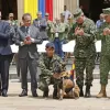 El presidente de Colombia, Gustavo Petro, (2-i) condecora a Drugia, la mamá de Wilson, el perro que ayudó al rescate de los niños indígenas que estuvieron perdidos en la selva durante 40 días y que durante el operativo se perdió. El acto se cumplió en el Palacio de Nariño, en Bogotá.