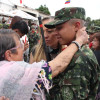 Los jóvenes reclutas recibieron las armas de sus familias, tras dos meses de prestar servicio.