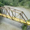 El puente férreo peatonal sobre el río La Vieja. 