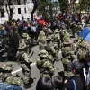 Las familias esperaron con paciencia y alegría el paso del desfile de Conmemoración de los 213 años de Independencia de Colombia. Muchas se refugiaron en sus sombrillas para aguantar el intenso verano que al mediodía marcaba los 24 grados centígrados.