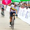 La manizaleña Diana Carolina Peñuela, quien corre con la camiseta que la identifica como campeona nacional de ruta, celebra su victoria en la primera etapa de la Vuelta a Colombia Femenina. 