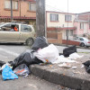 Los ciudadanos denuncian deposición de desechos en parques y andenes en horarios que no corresponden a los de recolección. Exigen colaboración de todos los integrantes de la comunidad para lograr buena convivencia. Conozca las sanciones, los residuos especiales que no recoge Emas y aquellos que puede reciclar. La imagen evidencia la queja de los residentes de Campohermoso y de cinco sectores más.