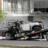 Foto | EFE | LA PATRIA  Un policía carga en una grúa los restos de un carro bomba que explotó en la madrugada de ayer en los exteriores del edificio del Servicio Nacional de Atención Integral a Personas Privadas de Libertad (SNAI), en Quito (Ecuador).