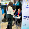 Personas inscribiendo la cédula en un punto de la Registraduría.