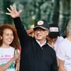 El presidente de Colombia, Gustavo Petro, saluda durante un discurso mientras se desarrolla una marcha "Por la paz, por la vida, por la justicia social", hoy, en la Plaza de Bolívar, en Bogotá.