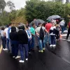 Delegados de la veeduría de Autopistas del Café, habitantes de Santa Rosa y Chinchiná, y estudiantes del colegio Eduardo Gómez Arrubla bloquen la vía entre Pereira y Manizales. 