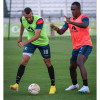 Jéider Riquett (izquierda), de buen desempeño en su regreso a la zona defensiva del Once Caldas, disputa un balón en un entrenamiento con su compañero Johar Mejía, delantero.