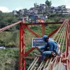 Un obrero le hace mantenimiento a los tensores del puente Olivares.